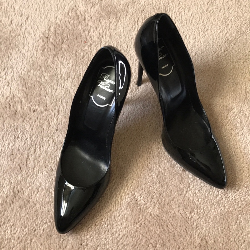 Roger vivier black patent pump